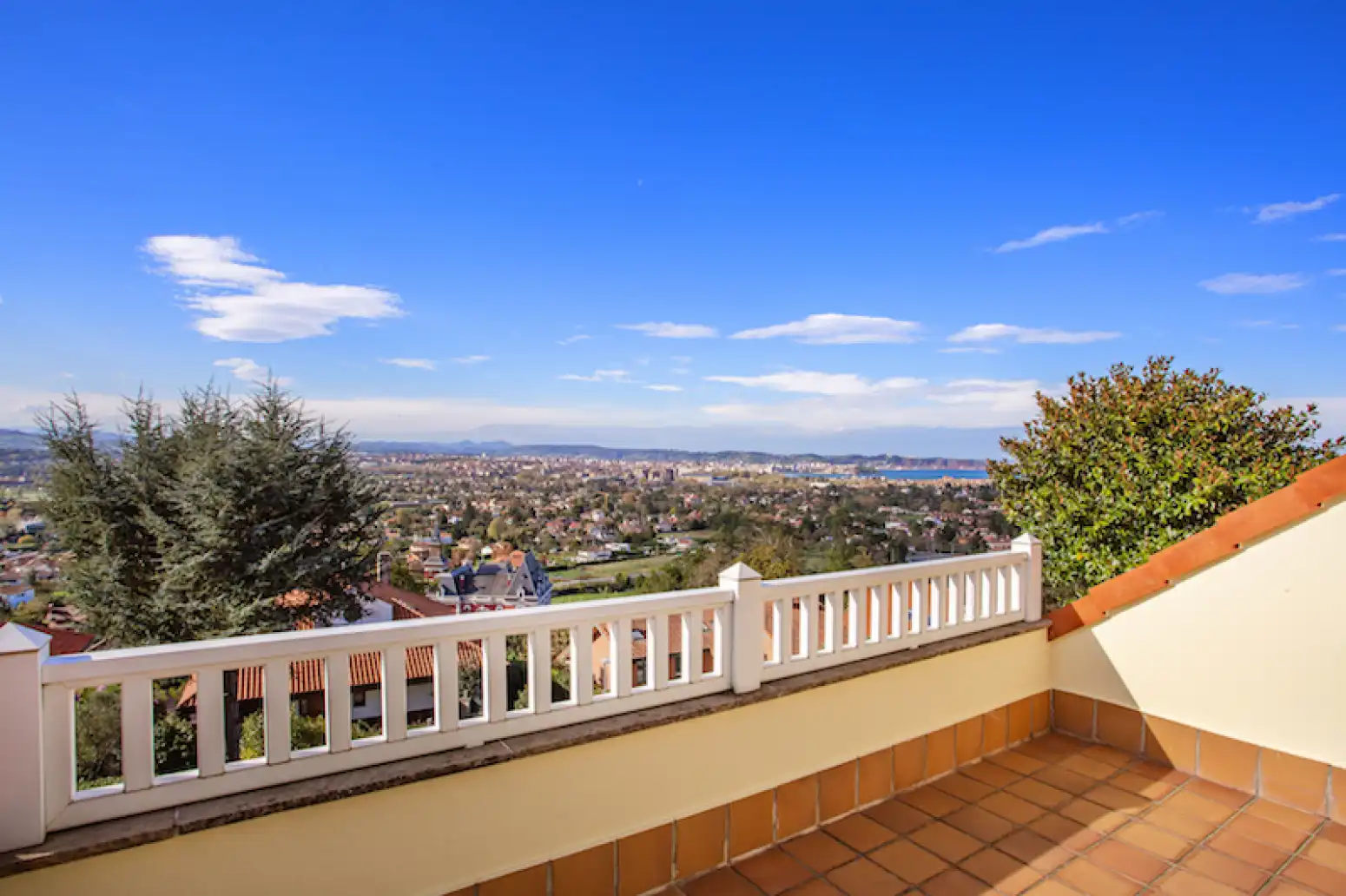 Terrassa de Casa o xalet en venda en Gijón  amb Calefacció, Parquet i Terrassa