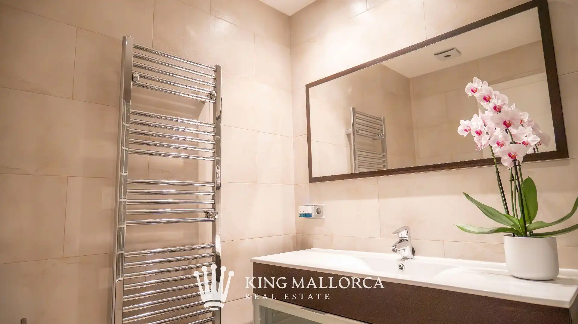 Badezimmer von Einfamilien-Reihenhaus zum Verkauf in Calvià mit Klimaanlage, Heizung und Privatgarten