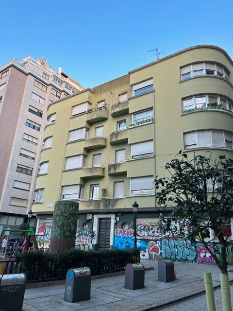 Vista exterior de Edifici en venda en Vigo 