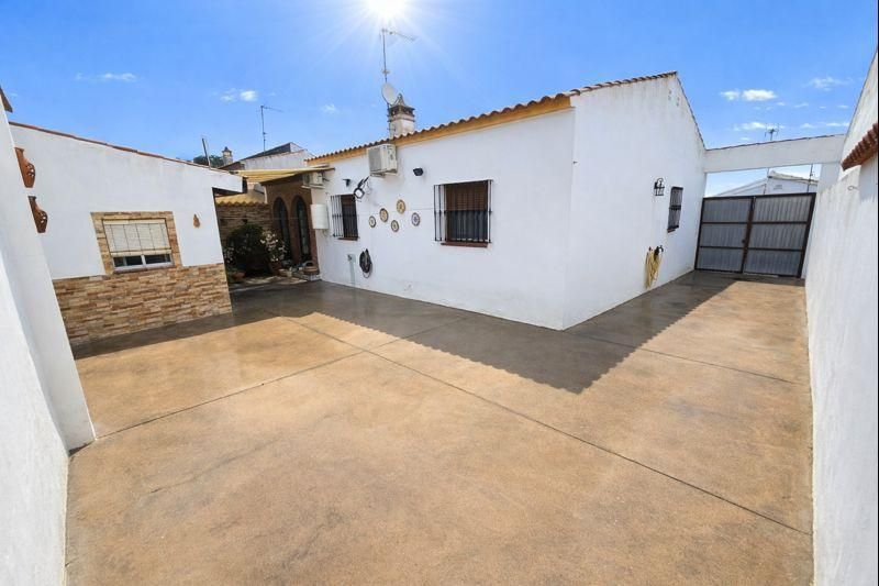 Exterior view of House or chalet for sale in Olivenza