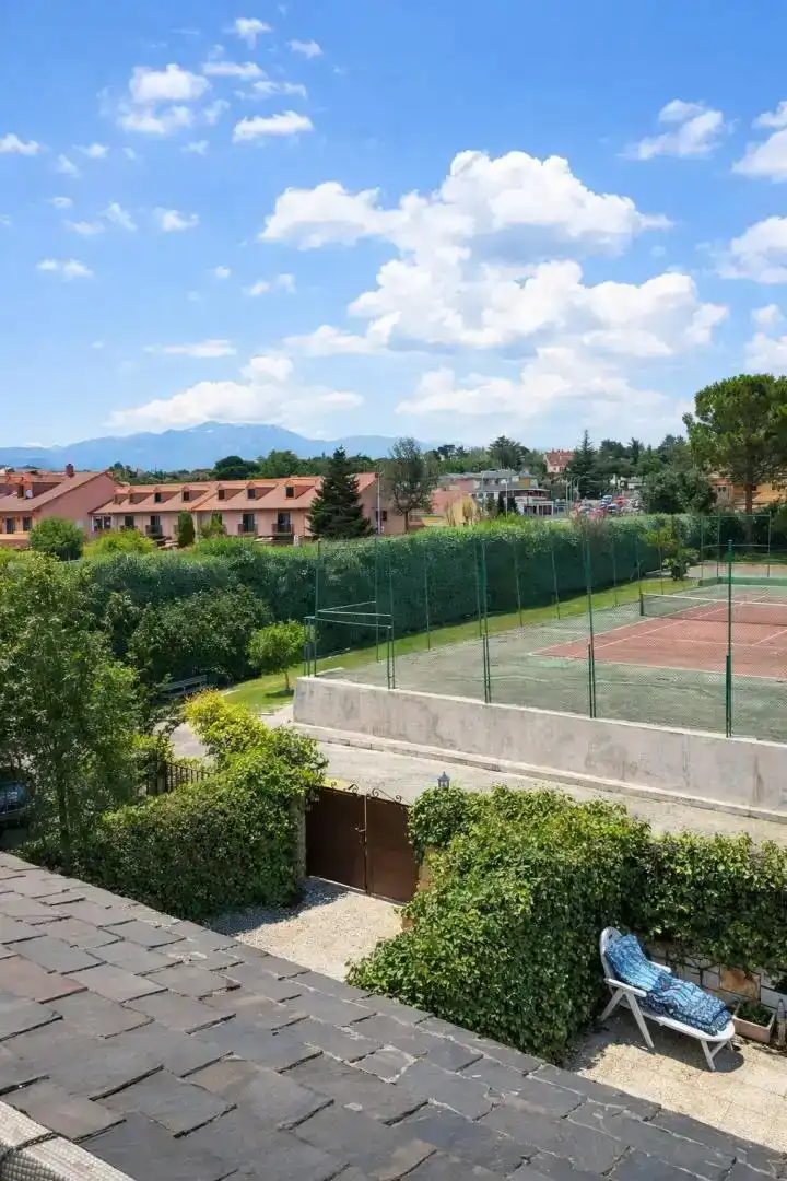 Vista exterior de Casa o xalet en venda en Moralzarzal amb Jardí privat, Traster i Piscina