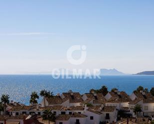 Vista exterior de Àtic en venda en Estepona amb Aire condicionat