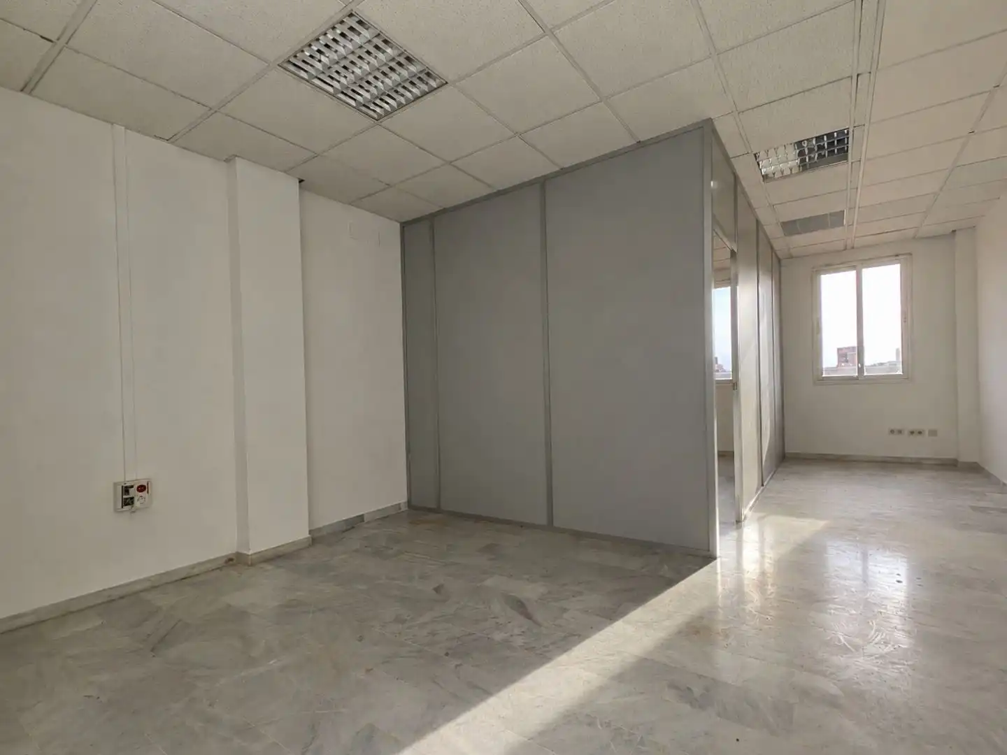 Office for rent in Mairena del Aljarafe  with Air Conditioner and Alarm