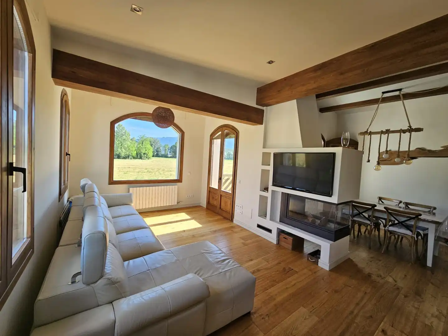 Sala d'estar de Finca rústica en venda en La Vall d'en Bas amb Calefacció, Terrassa i Piscina