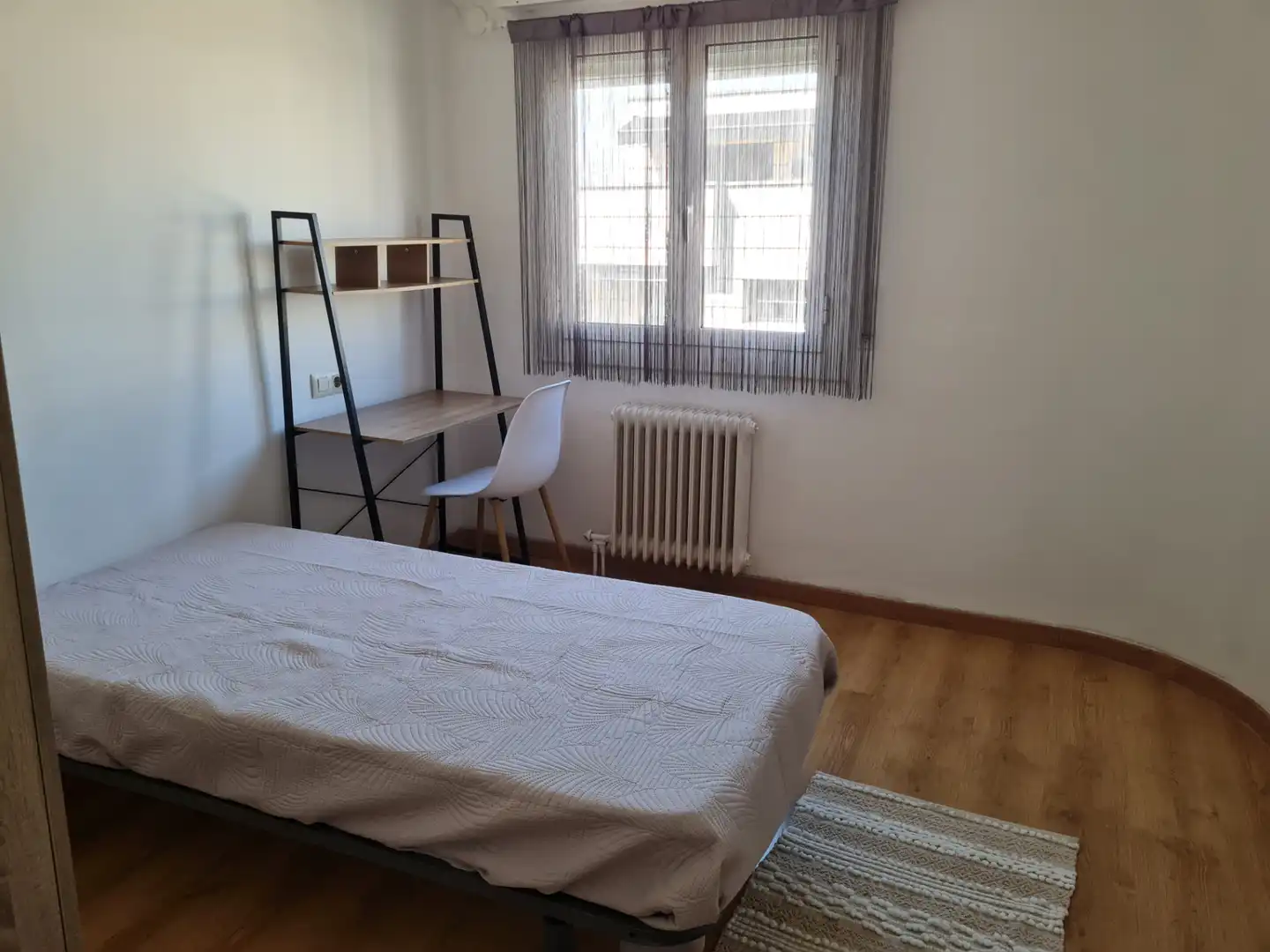 Habitación de Piso de alquiler en Girona con Calefacción, Parquet y Amueblado