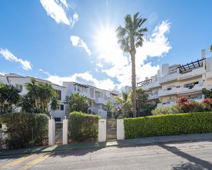Vista exterior de Pis en venda en Estepona amb Aire condicionat, Terrassa i Moblat