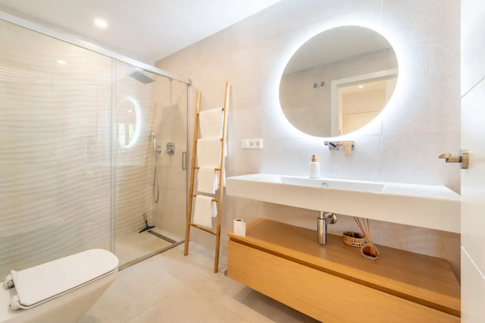 Badezimmer von Wohnungen zur Miete in Benalmádena mit Klimaanlage, Terrasse und Schwimmbad