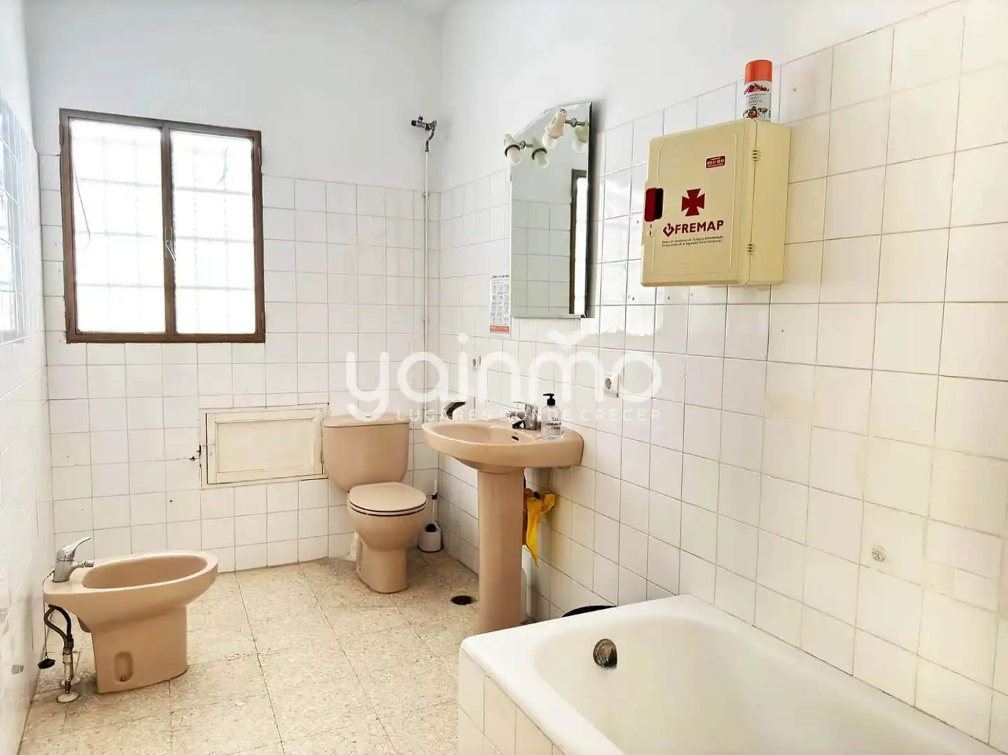 Badezimmer von Fabrikhallen zur Miete in Jaén