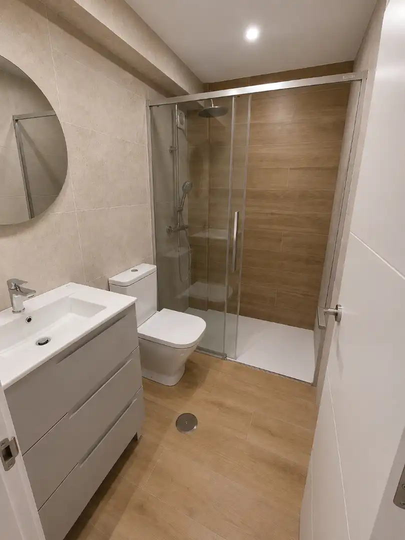 Badezimmer von Wohnung zur Miete in Gijón  mit Heizung, Parkett und Ofen