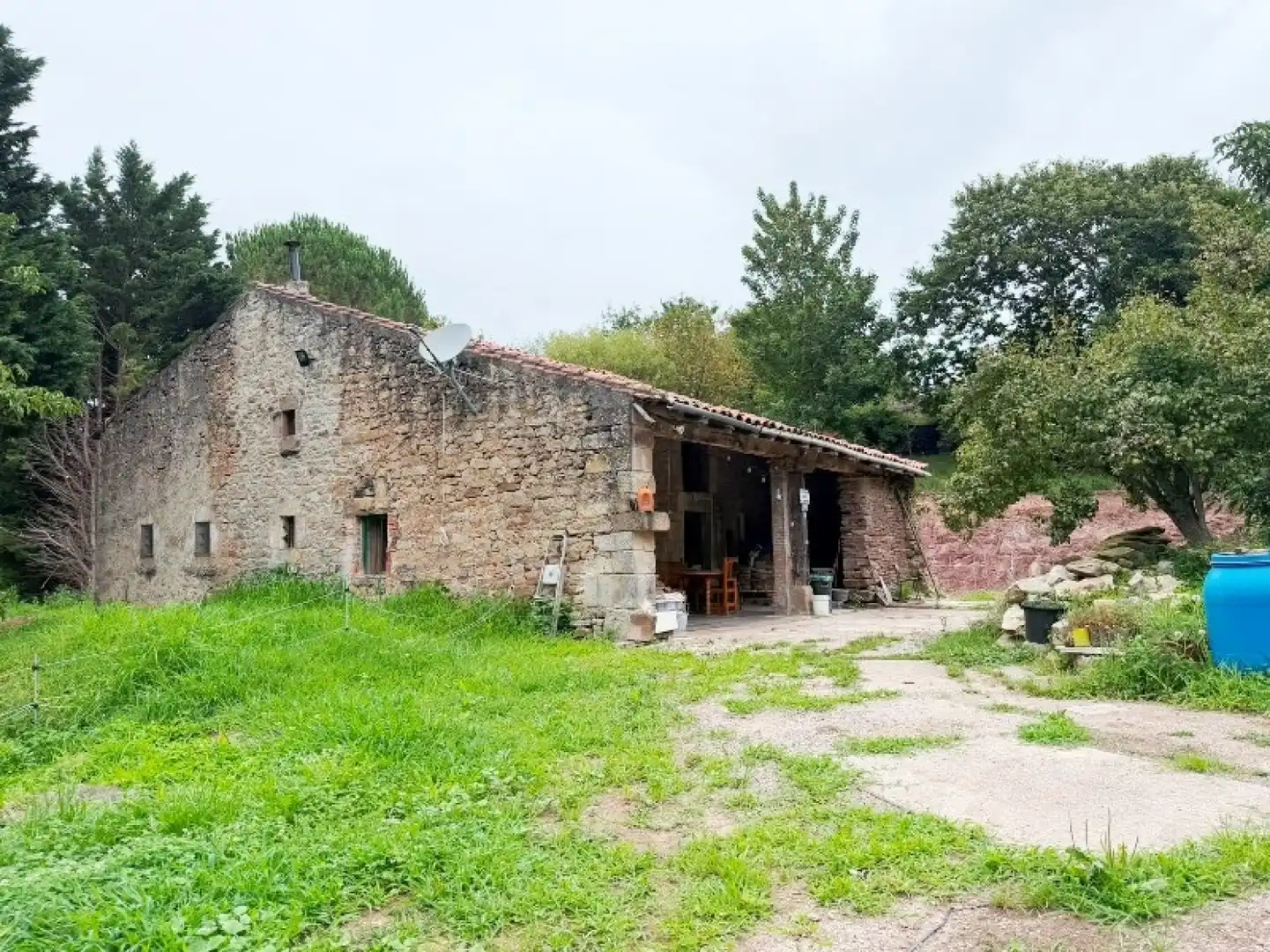 Vista exterior de Casa o xalet en venda en Torrelavega  amb Calefacció, Jardí privat i Traster