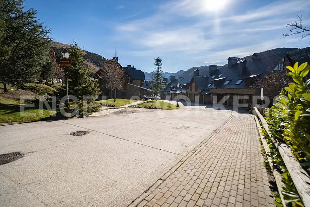 Vista exterior de Casa adosada en venda en Naut Aran amb Calefacció, Moblat i Forn
