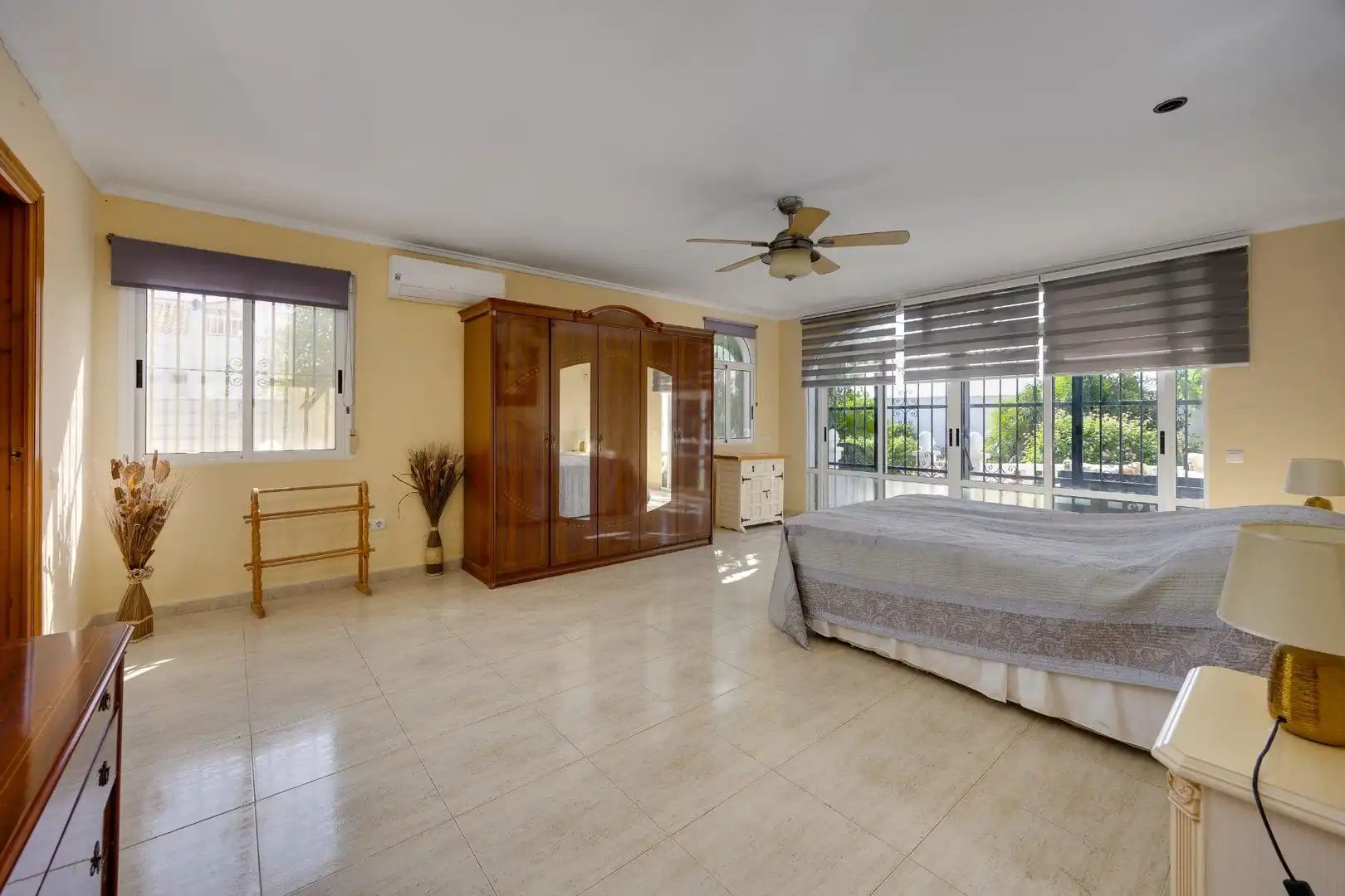 Dormitori de Casa o xalet en venda en Torrevieja amb Aire condicionat, Jardí privat i Terrassa