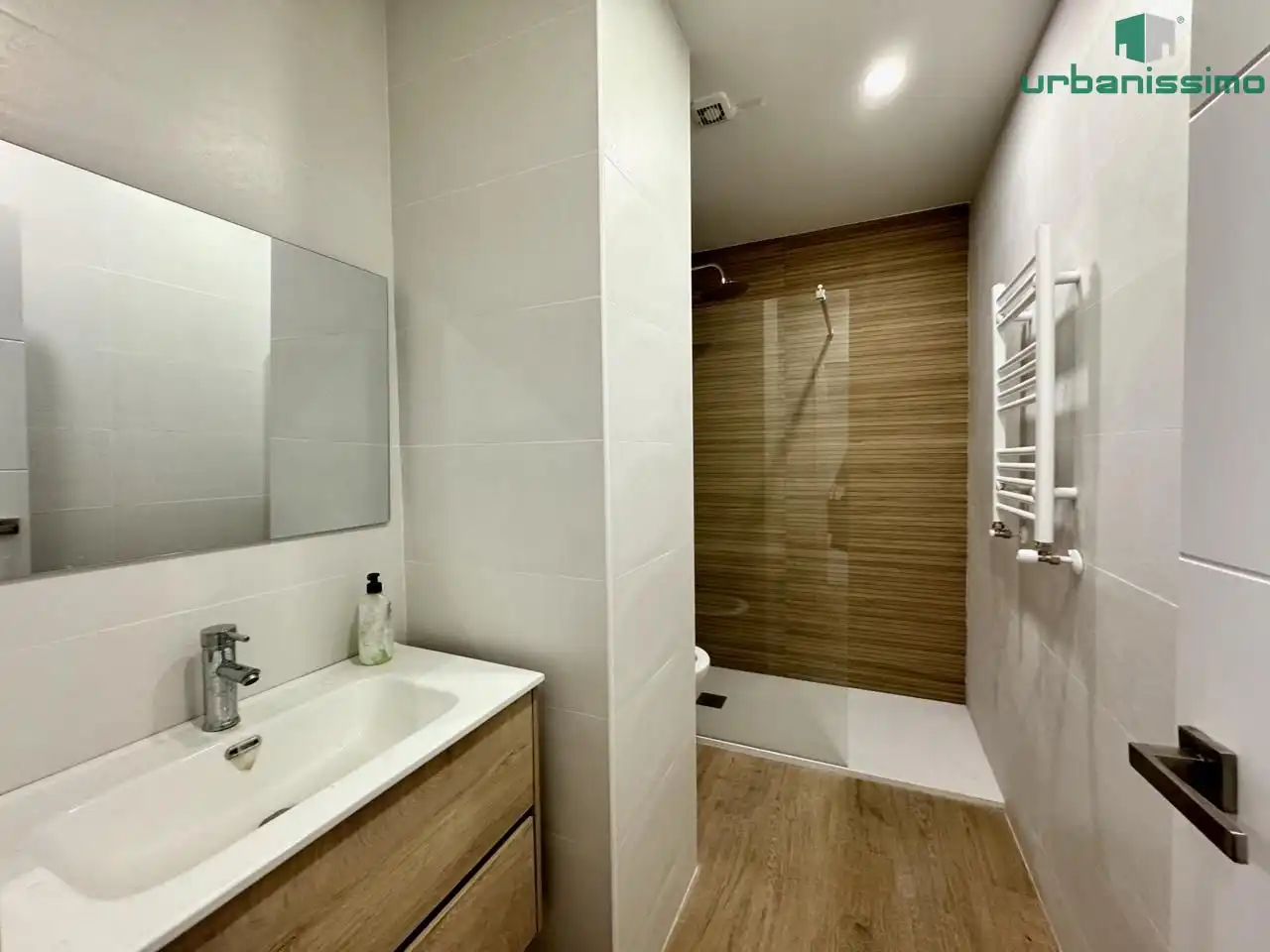 Bany de Apartament de lloguer en Madrid amb Aire condicionat, Calefacció i Moblat