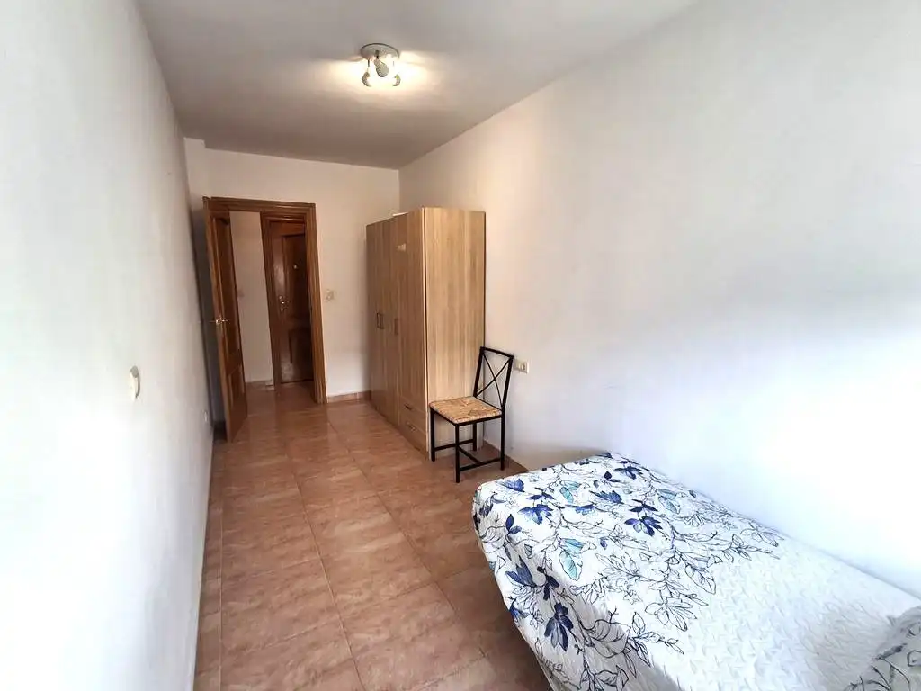 Habitación de Piso en venta en La Roda con Calefacción, Trastero y Balcón