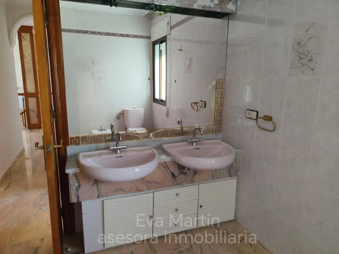 Baño de Casa o chalet de alquiler en Montequinto con Aire acondicionado, Calefacción y Jardín privado