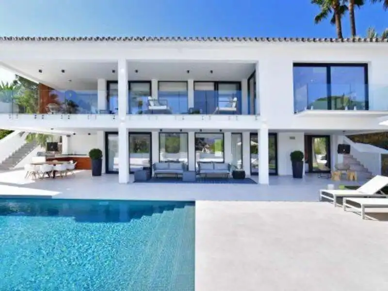 Vista exterior de Casa o xalet de lloguer en Marbella amb Aire condicionat, Jardí privat i Terrassa
