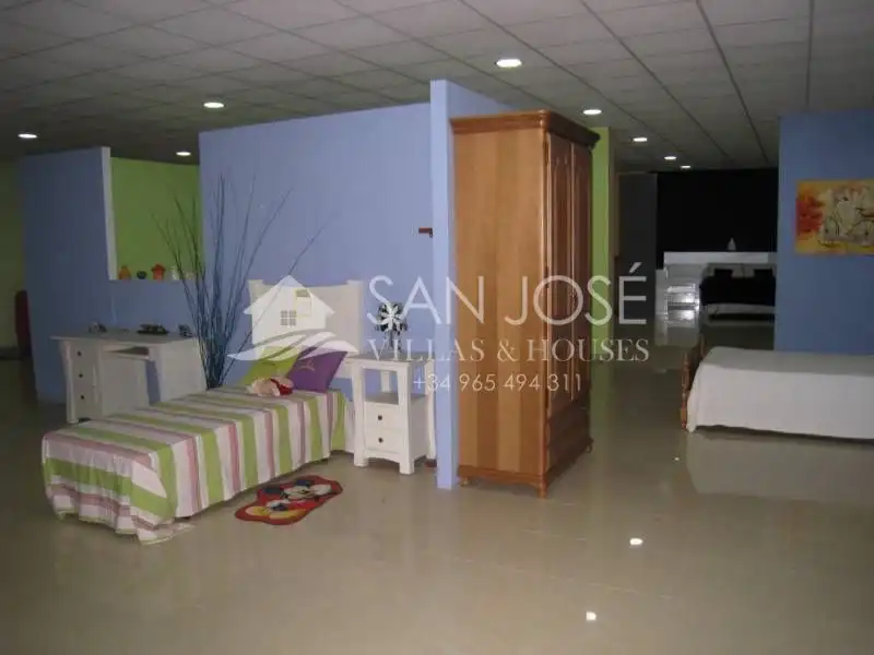 Schlafzimmer von Fabrikhallen zur Miete in Aspe