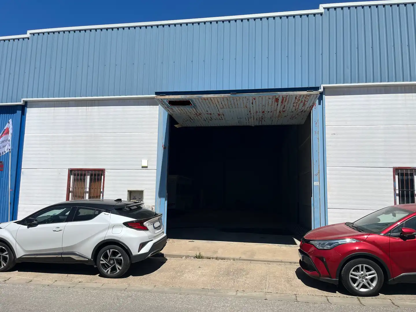 Vista exterior de Nau industrial en venda en Valencina de la Concepción