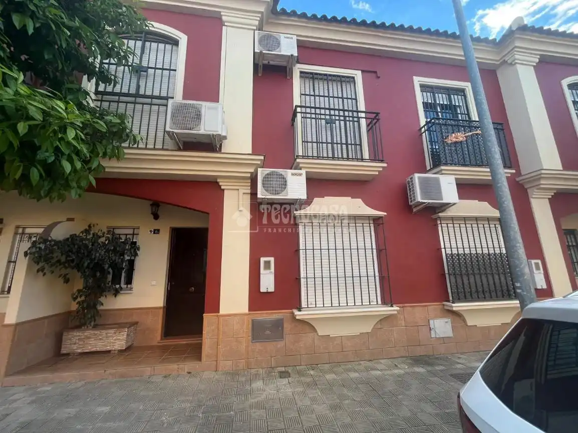 Vista exterior de Casa adosada en venta en Dos Hermanas con Terraza