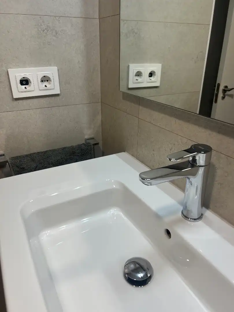 Badezimmer von Einfamilien-Reihenhaus zum Verkauf in Castellbisbal mit Heizung, Privatgarten und Parkett