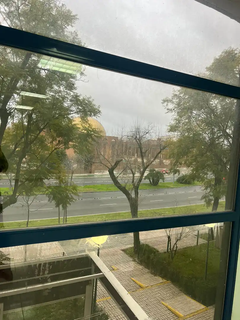 Vista exterior de Oficina en venda en Sevilla amb Aire condicionat