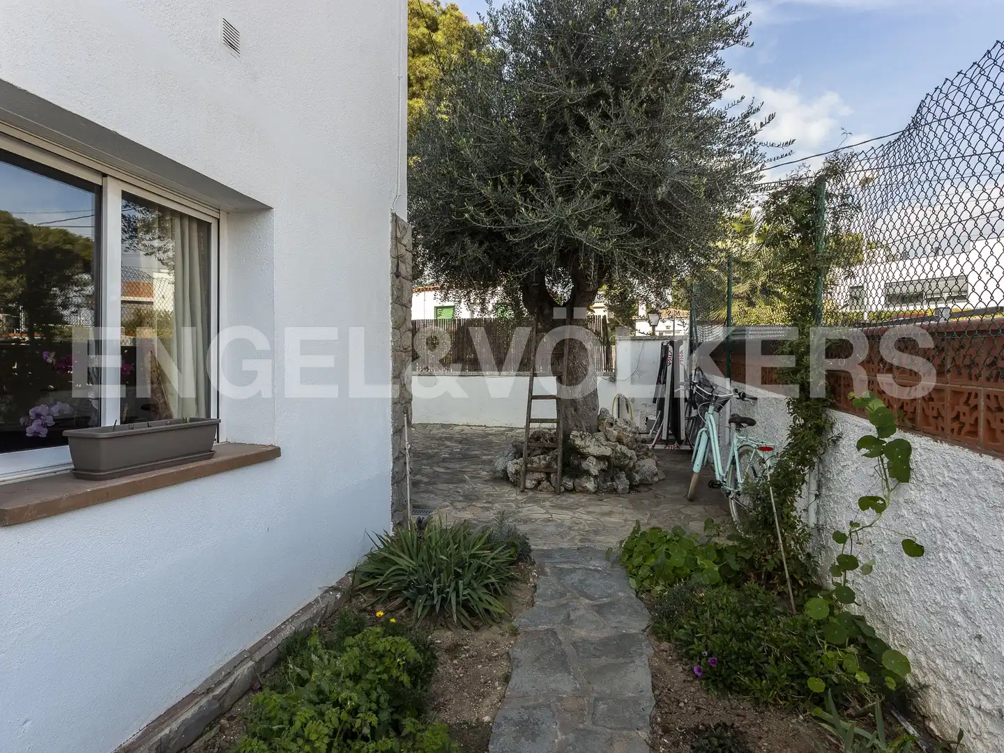 Vista exterior de Casa o xalet en venda en Castelldefels amb Aire condicionat, Calefacció i Jardí privat