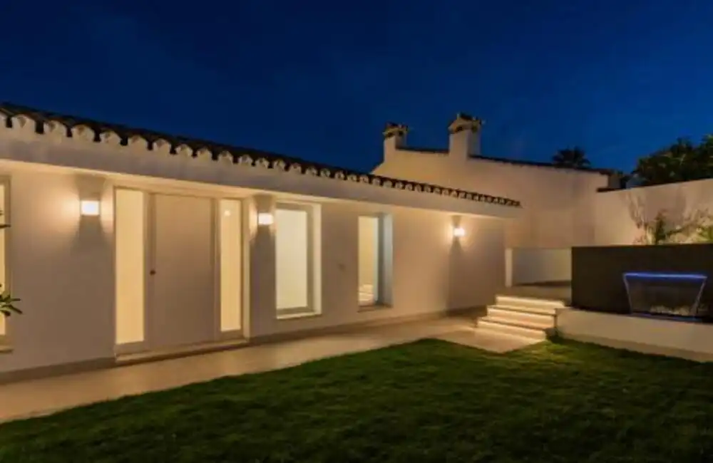 Vista exterior de Casa o chalet en venta en Estepona con Aire acondicionado, Jardín privado y Terraza