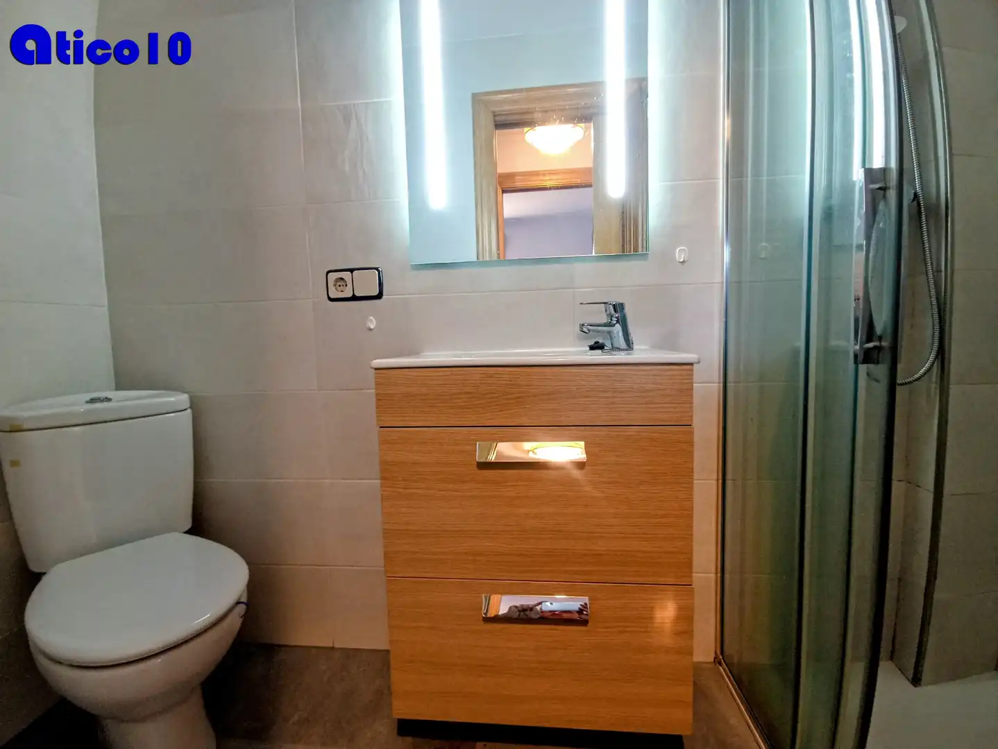 Bathroom of Attic for sale in Oviedo   with Heating, Parquet flooring and Terrace