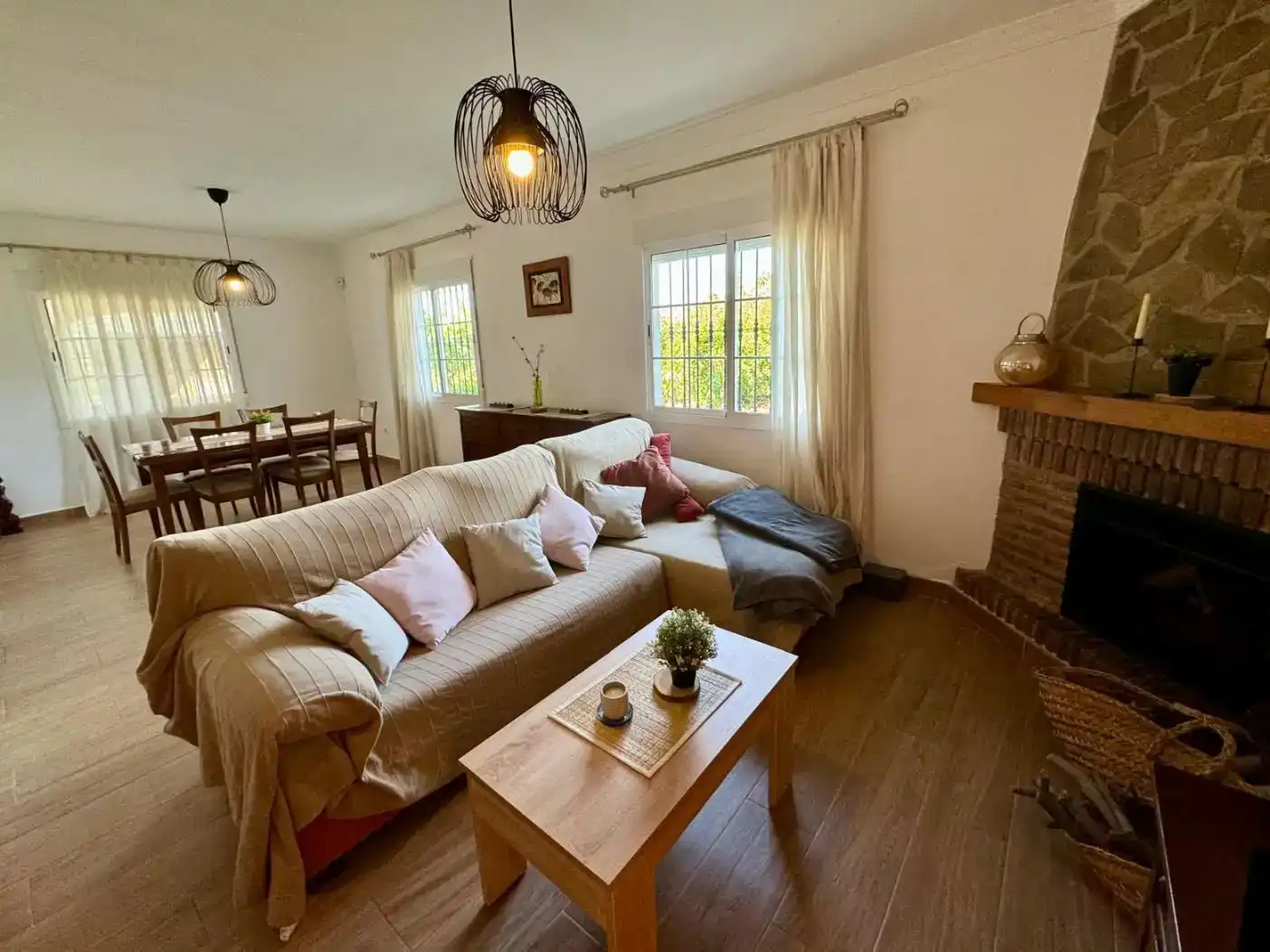 Sala d'estar de Finca rústica en venda en Benamargosa amb Aire condicionat, Piscina i Balcó