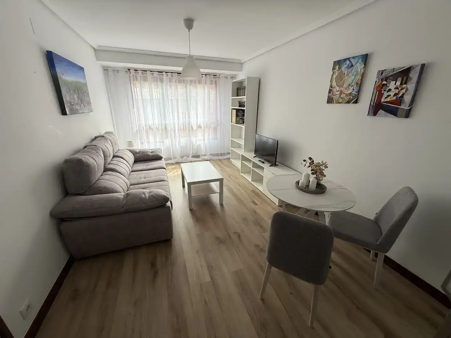 Sala d'estar de Pis de lloguer en Palencia amb Parquet i Moblat