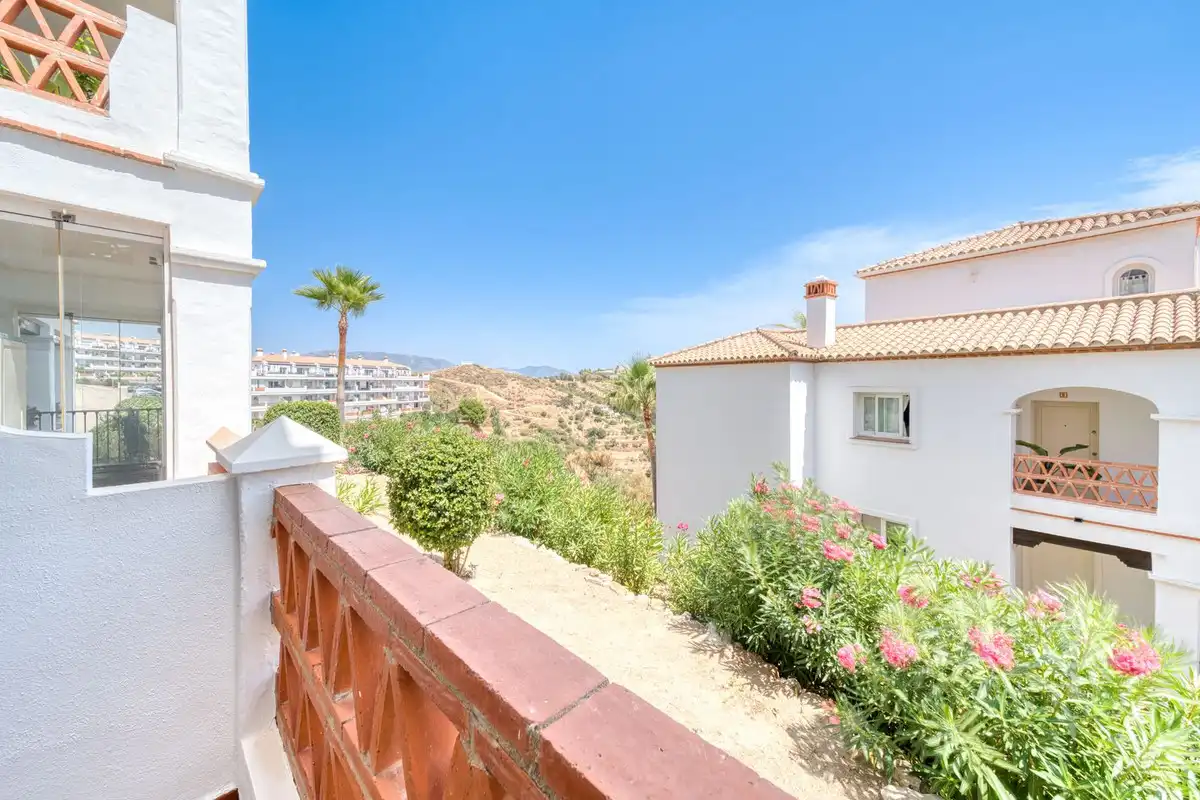 Vista exterior de Planta baixa en venda en Mijas amb Aire condicionat, Terrassa i Piscina comunitària
