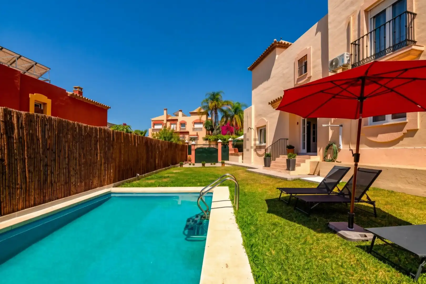 Vista exterior de Casa adosada en venda en Marbella amb Aire condicionat, Jardí privat i Terrassa