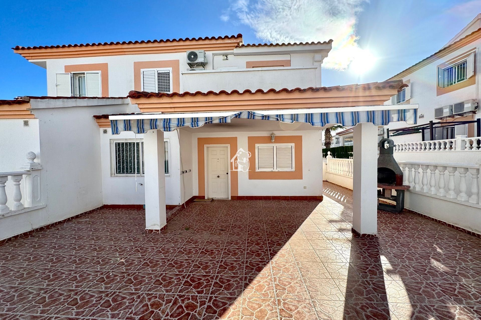 Vista exterior de Casa o xalet de lloguer en Orihuela amb Aire condicionat, Terrassa i Piscina