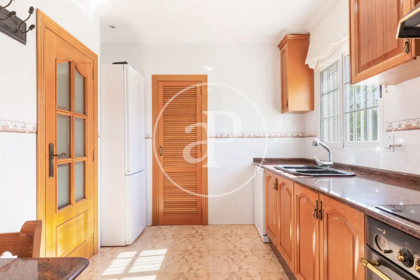 Cuina de Casa o xalet en venda en Riba-roja de Túria amb Calefacció, Jardí privat i Terrassa