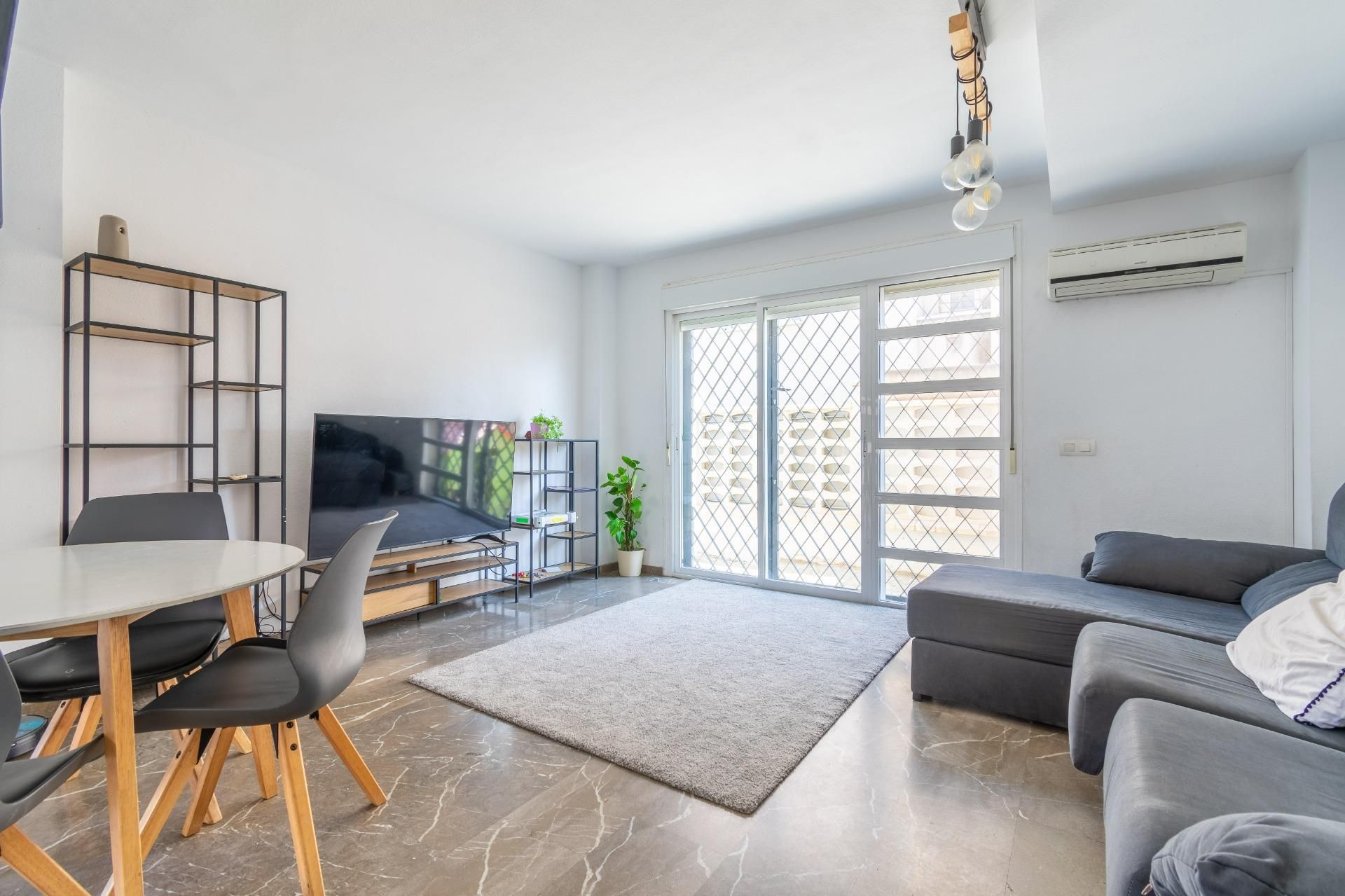 Living room of Single-family semi-detached for sale in  Almería Capital  with Air Conditioner, Private garden and Terrace