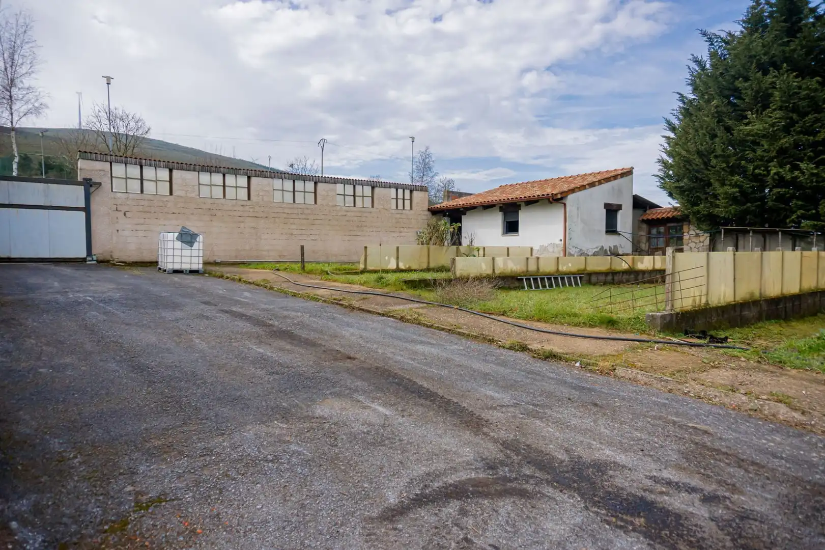 Vista exterior de Casa o xalet en venda en Villagatón amb Aire condicionat, Calefacció i Jardí privat