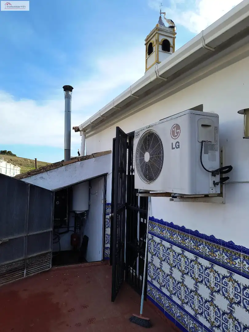 Vista exterior de Casa adosada en venta en Almadén de la Plata con Aire acondicionado, Calefacción y Terraza
