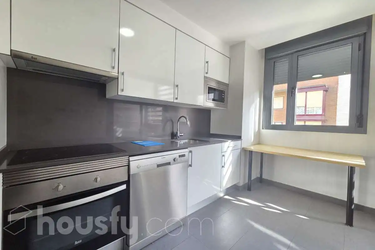 Kitchen of Flat for rent in Madrid  with Air Conditioner, Heating and Storage room