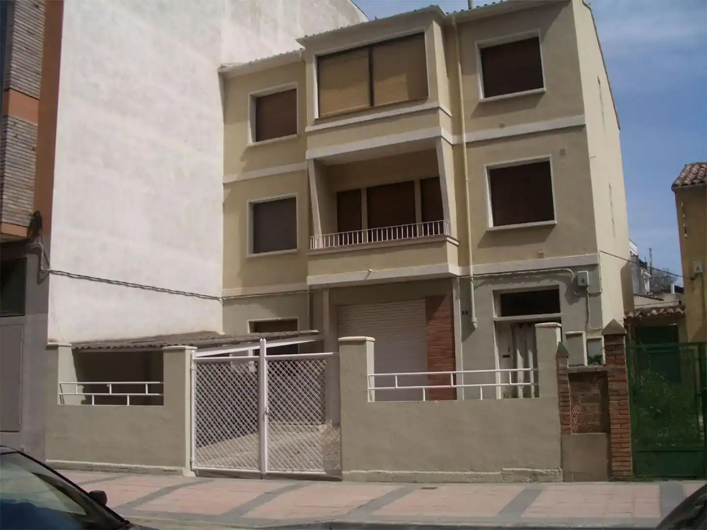 Vista exterior de Casa o xalet en venda en Barbastro amb Jardí privat, Traster i Balcó