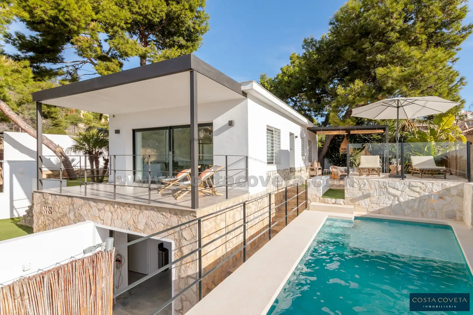Vista exterior de Casa o xalet en venda en El Campello amb Aire condicionat, Jardí privat i Terrassa