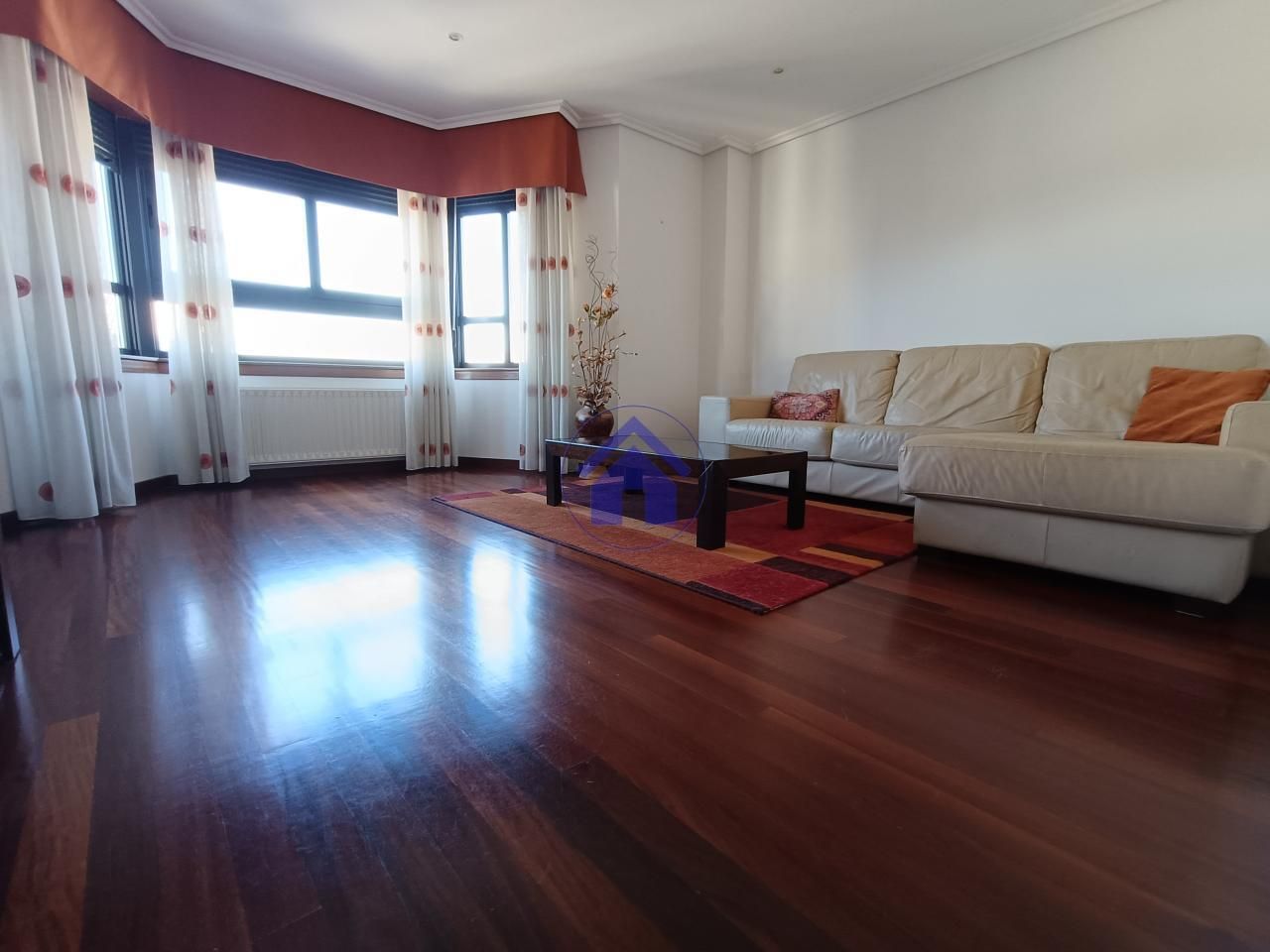 Living room of Flat to rent in Vigo   with Heating, Parquet flooring and Storage room