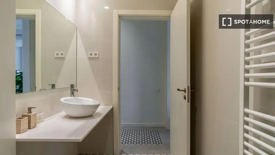 Baño de Piso de alquiler en Barcelona con Aire acondicionado, Calefacción y Amueblado