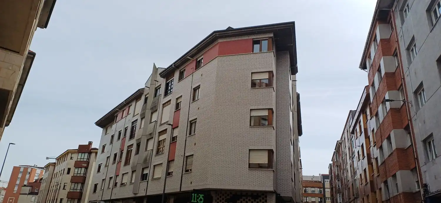 Außenansicht von Wohnung zur Miete in Gijón  mit Heizung, Abstellraum und Schwimmbad