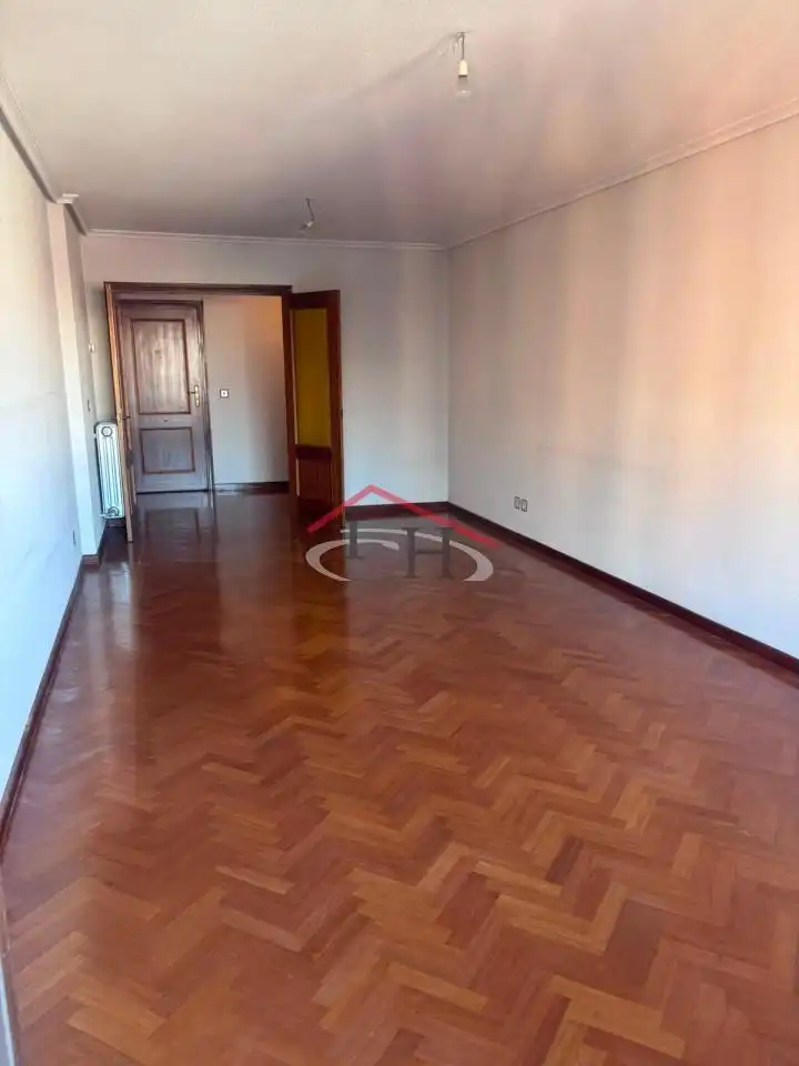 Sala d'estar de Pis en venda en León Capital  amb Calefacció, Terrassa i Traster
