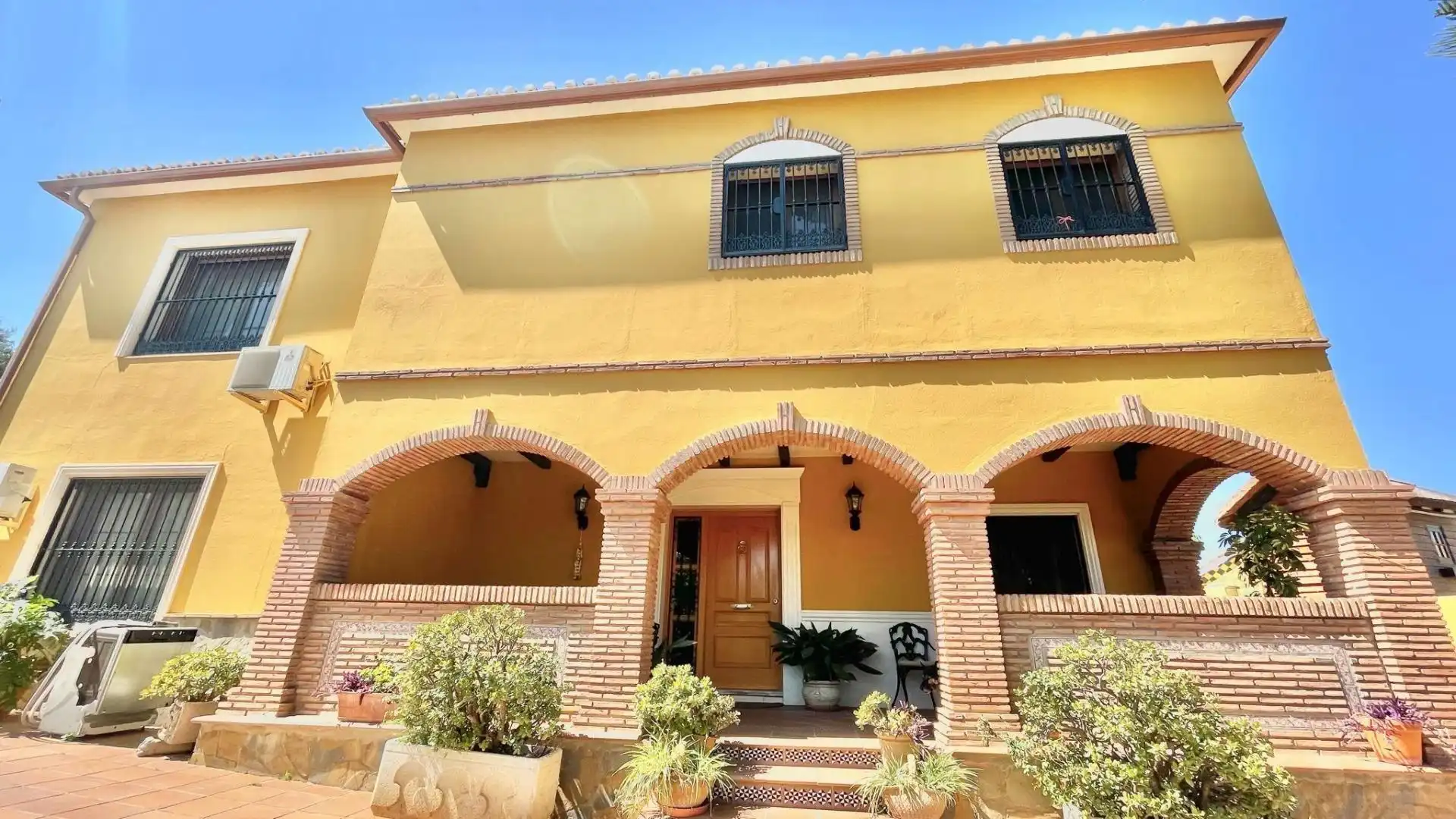 Vista exterior de Casa o xalet en venda en Alhaurín de la Torre amb Aire condicionat, Jardí privat i Terrassa