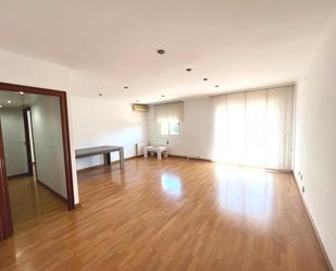 Sala d'estar de Pis en venda en Cerdanyola del Vallès amb Aire condicionat, Calefacció i Parquet