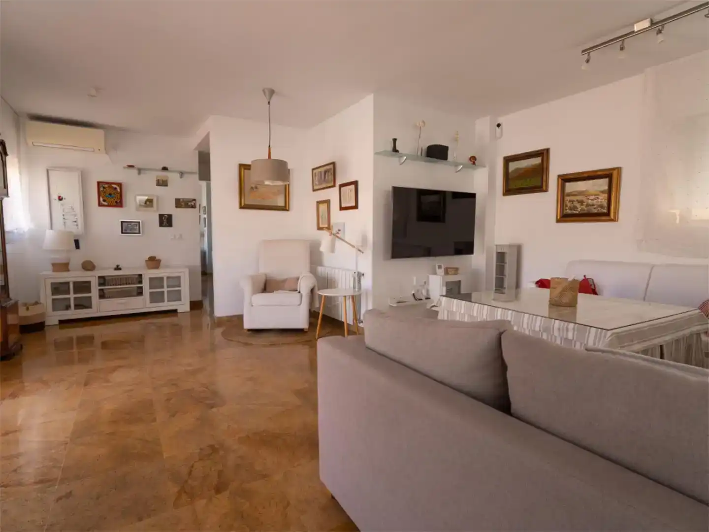 Wohnzimmer von Dachboden zur Miete in Rincón de la Victoria mit Klimaanlage, Abstellraum und Möbliert