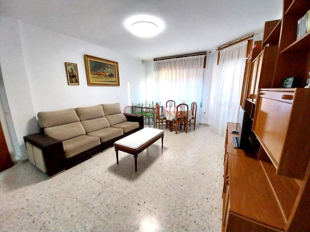 Sala d'estar de Pis de lloguer en Cáceres Capital amb Moblat