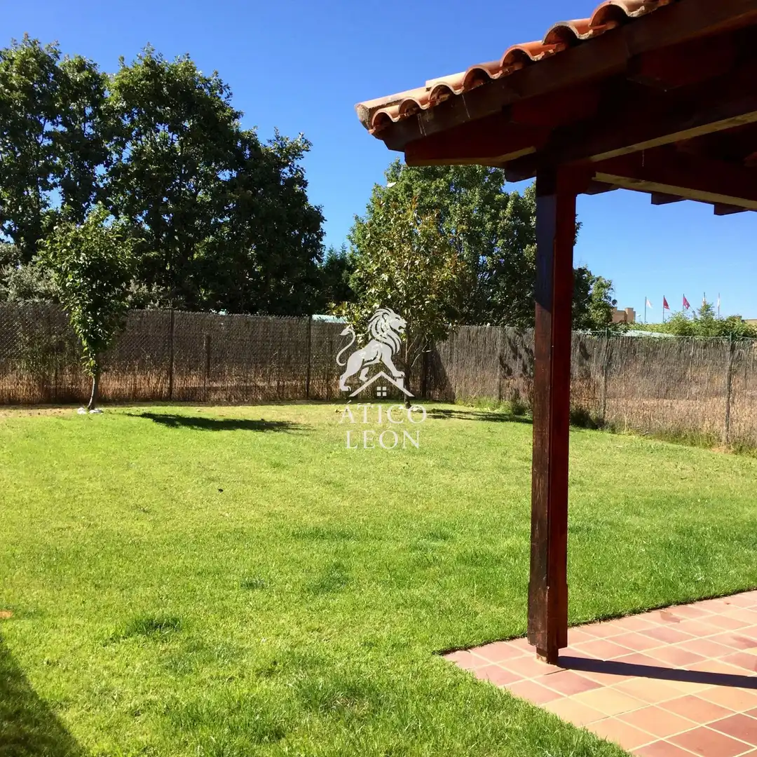 Garten von Einfamilien-Reihenhaus zum Verkauf in Valverde de la Virgen mit Heizung, Privatgarten und Abstellraum