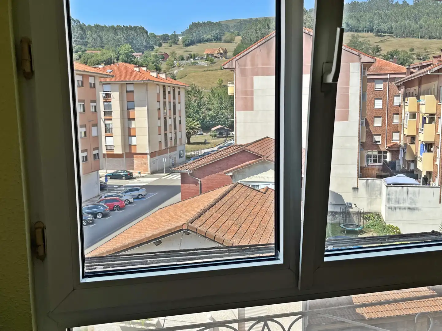 Vista exterior de Piso en venta en Los Corrales de Buelna  con Calefacción
